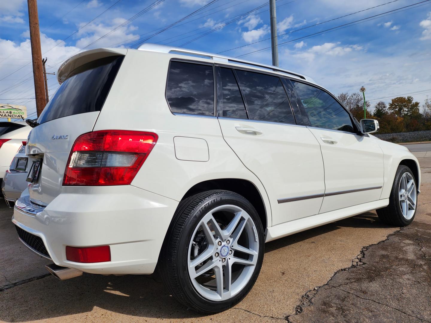 2012 WHITE Mercedes-Benz GLK-Class GLK350 4MATIC (WDCGG8HB4CF) with an 3.5L V6 DOHC 24V engine, 7-Speed Automatic transmission, located at 2660 S.Garland Avenue, Garland, TX, 75041, (469) 298-3118, 32.885551, -96.655602 - Welcome to DallasAutos4Less, one of the Premier BUY HERE PAY HERE Dealers in the North Dallas Area. We specialize in financing to people with NO CREDIT or BAD CREDIT. We need proof of income, proof of residence, and a ID. Come buy your new car from us today!! This is a Very clean 2012 MERCEDES BE - Photo#3